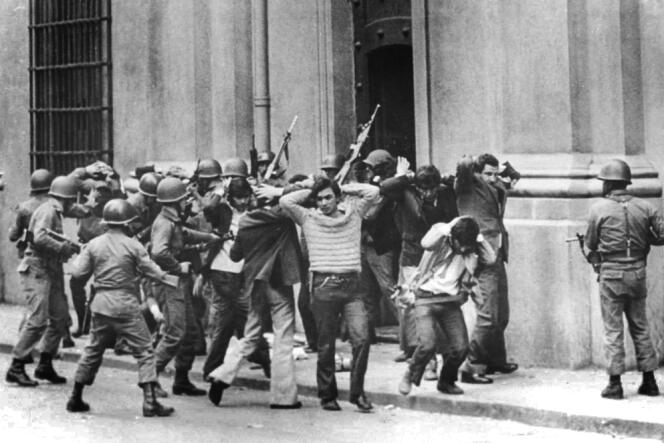Des employés de la présidence de Salvador Allende arrêtés par l'armée lors du coup d'Etat du 11 septembre 1973, à Santiago du Chili.