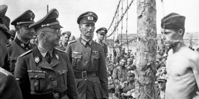 Heinrich Himmler (avec les lunettes) inspectant un camp de concentration en Pologne.