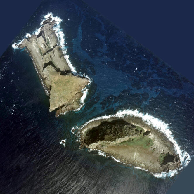 Photo aérienne de deux des îles Senkaku/Diaoyu.