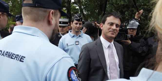 Le ministre de l'intérieur, Manuel Valls, à la gendarmerie de Mormant (Seine-et-Marne), le jour de sa prise de fonctions.