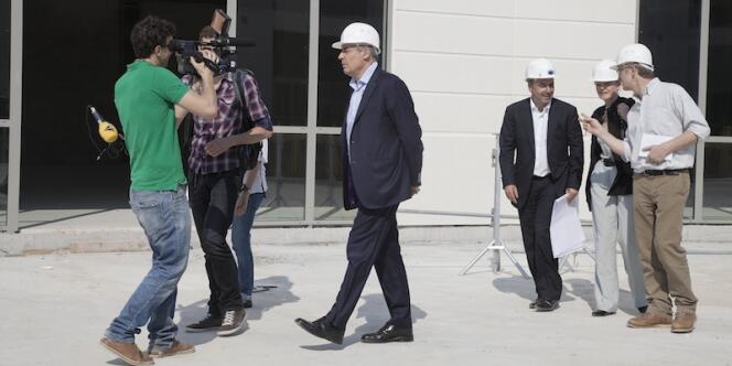 Jeudi 24mai, Henri Guaino lors de la visite du chantier du centre commercial Alpha Park aux Clayes-sous-Bois (Yvelines).