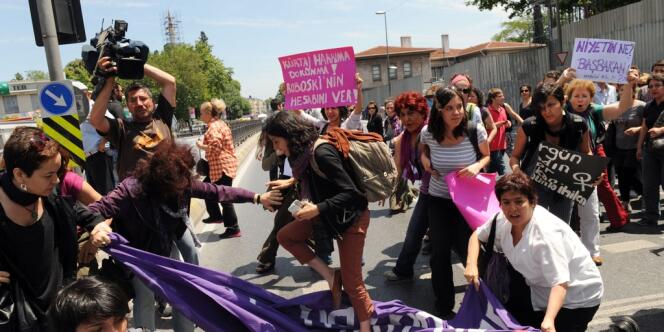 Le 27 mai, des féministes turques bloquent les rues principales du quartier de Besiktas d'Istanbul, en réaction aux propos du premier ministre Recep Tayyip Erdogan sur l'avortement.