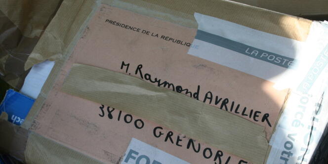 L'un des nombreux cartons envoyés par la présidence de la République à Raymond Avrillier.