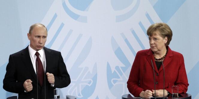 La chancellière allemande, Angela Merkel, et le président russe, Vladimir Poutine, lors d'une conférence de presse commune organisée vendredi 1er juin à Berlin.