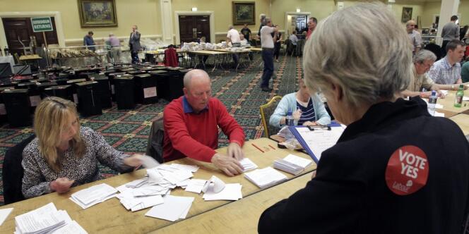 Opération de dépouillement des bulletins de vote dans un bureau électoral de Dublin, le 1er juin.