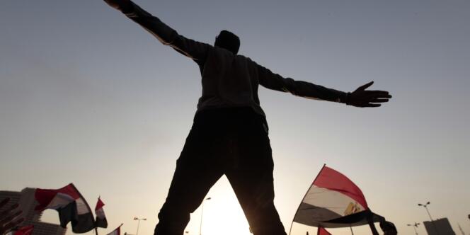 Manifestation dimanche 3 juin à la tombée de la nuit sur la place Tahrir du Caire.