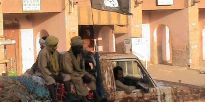 Des rebelles d'Ansar Eddine patrouilllent dans les rues de Tombouctou (nord du Mali), le 3 avril.