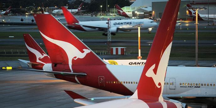 La Compagnie Aerienne Qantas Voit Rouge
