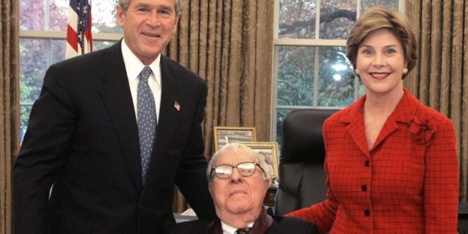 En 2004, Ray Bradbury a reçu la Médaille nationale des arts. On le voit ici avec l'ancien président américain George W. Bush accompagné de sa femme Laura Bush.