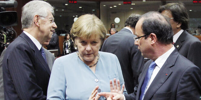 Le président du conseil italien, Mario Monti, la chancelière allemande, Angela Merkel, et le président français, François Hollande, à Bruxelles, le 23 mai, lors d'un sommet informel de l'Union européenne.