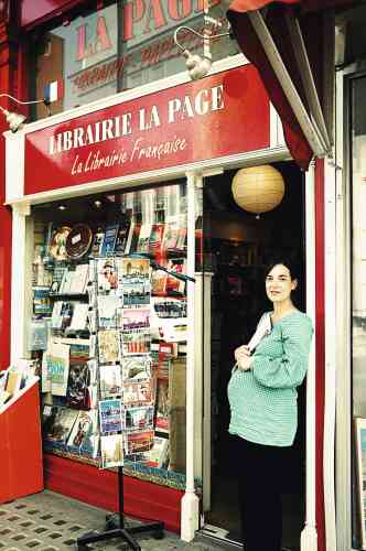 6. Isabelle Claret Lemarchand devant la librairie La Page, dans  le quartier chic français de South Kensington. Photo: Maja Daniels pour M Le magazine du Monde