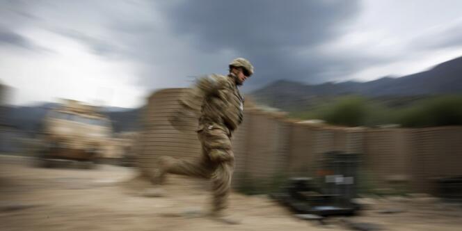 Un militaire américain se met à l'abri sur la base de Pirtle-King, dans la province de Kunar, le 7 juin 2012.