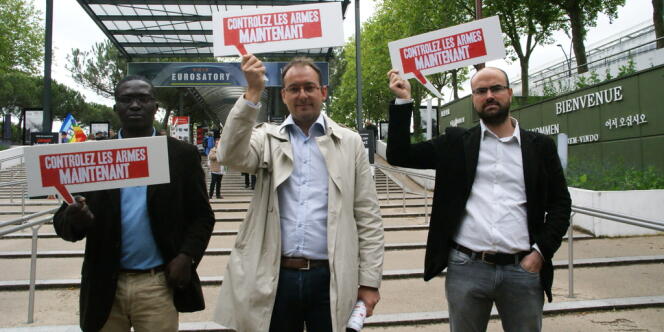 Zobel Behalal, de CCFD-Terre solidaire, Aymeric Elluin, d'Amnesty International, et Nicolas Vercken, d'Oxfam France, le 11 juin à l'entrée du salon Eurosatory. 
