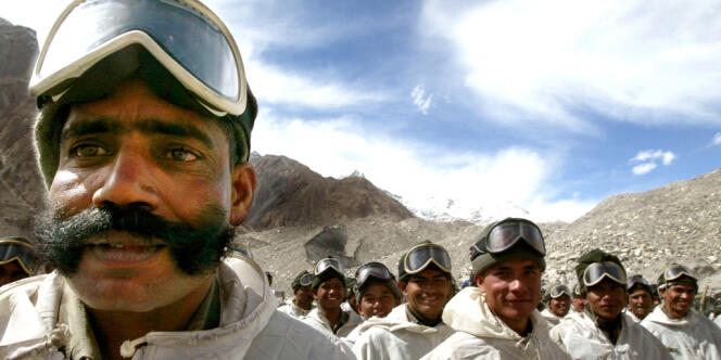 Des soldats indiens rejoignent leur camp de base après un entraînement sur le glacier.