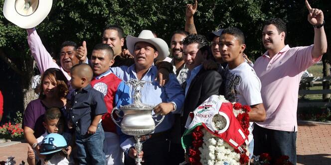 Jose Trevino Morales, au centre, le propriétaire officiel de Mr Piloto, un cheval qui appartiendrait aux Zetas et aurait gagné un prix à un million de dollars en 2010.