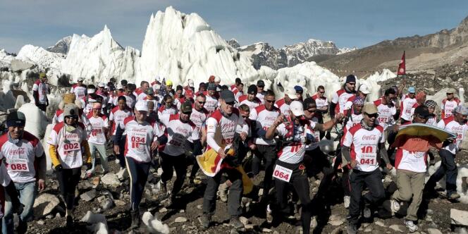 Au départ d'un marathon sur l'Everest, au camp de base à 5364 mètres, au Népal.