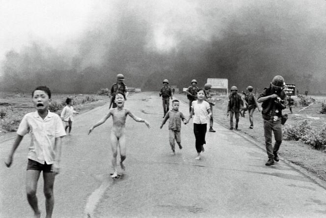 8 juin 1972, Trang Bang, Sud-Vietnam. Kim Phuc a 9 ans quand un avion  sud-vietnamien largue sur son village des bombes au napalm. Une photographie couronnée par le prix Pulitzer.