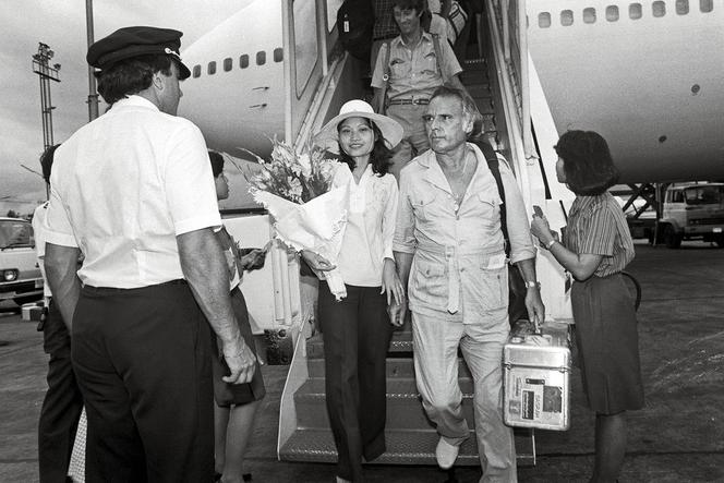 En juillet 1984, Kim Phuc, 21 ans, à l'aéroport de Bangkok, avec Perry Kretz, le reporter du magazine 