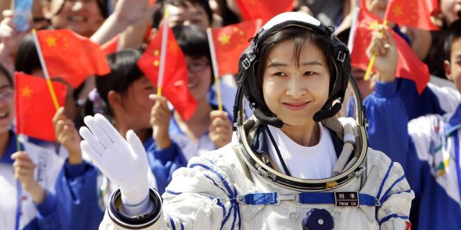 Liu Yang, première femme chinoise à être envoyée dans l'espace, a pris place à bord de la fusée Longue Marche 2F qui doit les placer plus tard en orbite.