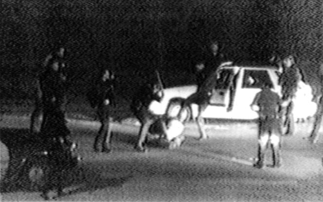 Le 3 mars 1991, des images filmées de la chaîne de télévision locale KTLA montrent des officiers de police passant à tabac Rodney King, un automobiliste en excès de vitesse. 