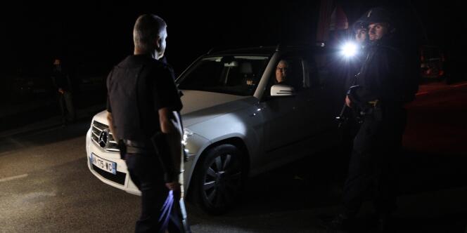 Des gendarmes contrôlant des véhicules, à Collobrières, dans la nuit du 18 juin.