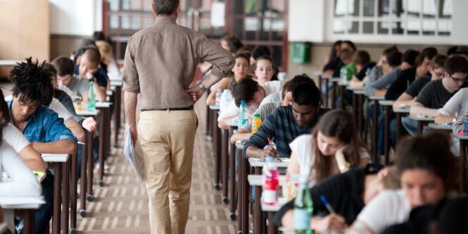 Un examinateur passant parmi les élèves de terminale lors de l'épreuve de philosophie du baccalauréat 2011, au lycée Camille-Sée à Paris.