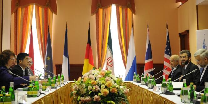 Le chef de la délégation iranienne, Saïd Jalili, a commencé le lundi 10 juin ses entretiens avec Catherine Ashton, chef de la diplomatie européenne dans les négociations avec l'Iran.