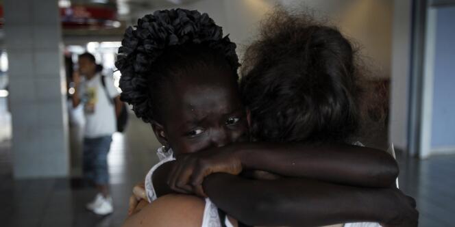 Une jeune Soudanaise du Sud, sur le point d'être expulsée, à l’aéroport Ben-Gourion de Tel-Aviv, dimanche 17 juin. 