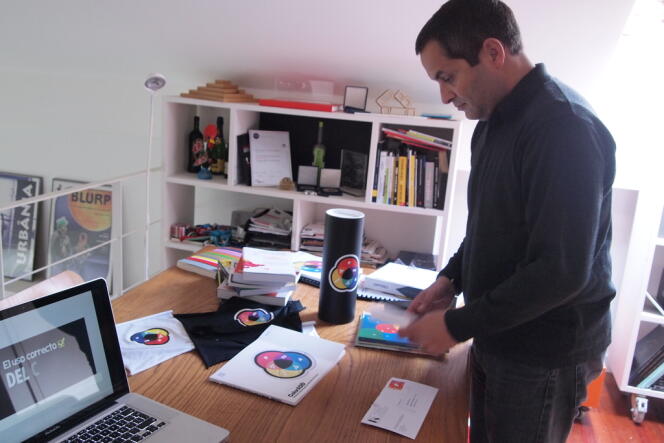 Miguel Neiva, dans son atelier de Porto. Sur la table, une lettre est arrivée timbrée des symboles ColorADD.