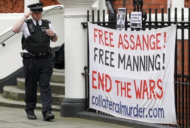 Messages de soutien à Julian Assange devant l'ambassade d'Equateur, à Londres, le 21 juin 2012.