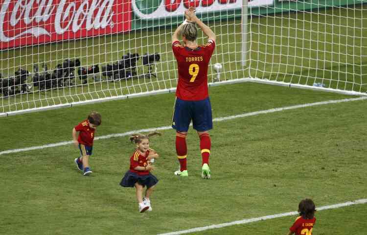 Spain's Fernando Torres (2nd R) with children celebrate the victory against Italy during their Euro 2012 final soccer match at the Olympic Stadium in Kiev July 1, 2012.  REUTERS/Charles Platiau (UKRAINE  - Tags: SPORT SOCCER)