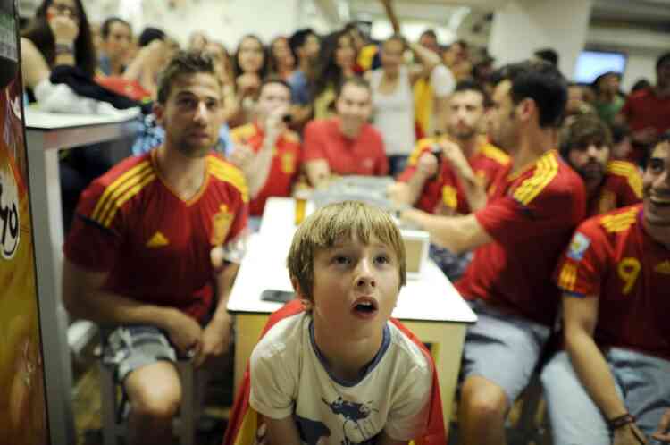 Supporters of the Spanish national football team celebrate on July 1, 2012 in Madrid after their team won the final match of the Euro 2012 football championships against Italy in Kiev. AFP PHOTO / PEDRO ARMESTRE