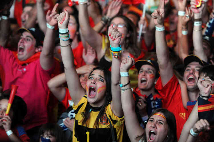 Supporters of the Spanish national football team celebrate on July 1, 2012 in Madrid after their team won the final match of the Euro 2012 football championships against Italy in Kiev. AFP PHOTO/DOMINIQUE FAGET