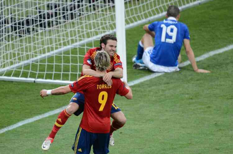 Spanish forward Fernando Torres celebrates with Spanish forward Juan Mata after scoring during the Euro 2012 football championships final match Spain vs Italy on July 1, 2012 at the Olympic Stadium in Kiev. Spain won 4-0.     AFP PHOTO / CHRISTOF STACHE