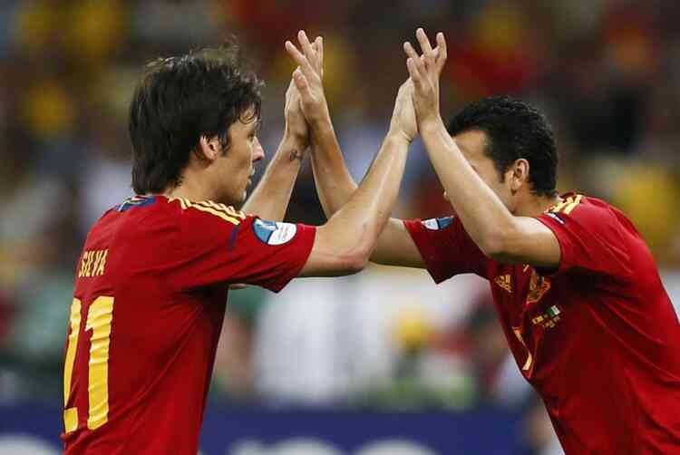Spain's David Silva (C) is replaced by Pedro Rodriguez during their Euro 2012 final soccer match against Italy at the Olympic stadium in Kiev, July 1, 2012. REUTERS/Kai Pfaffenbach (UKRAINE  - Tags: SPORT SOCCER)