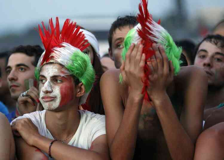 Italian supporters react after their team lost the Euro 2012 final soccer match against Spain at the ancient Circo Massimo in Rome July 1, 2012.    REUTERS/ Giampiero Sposito ( ITALY  - Tags: SPORT SOCCER)