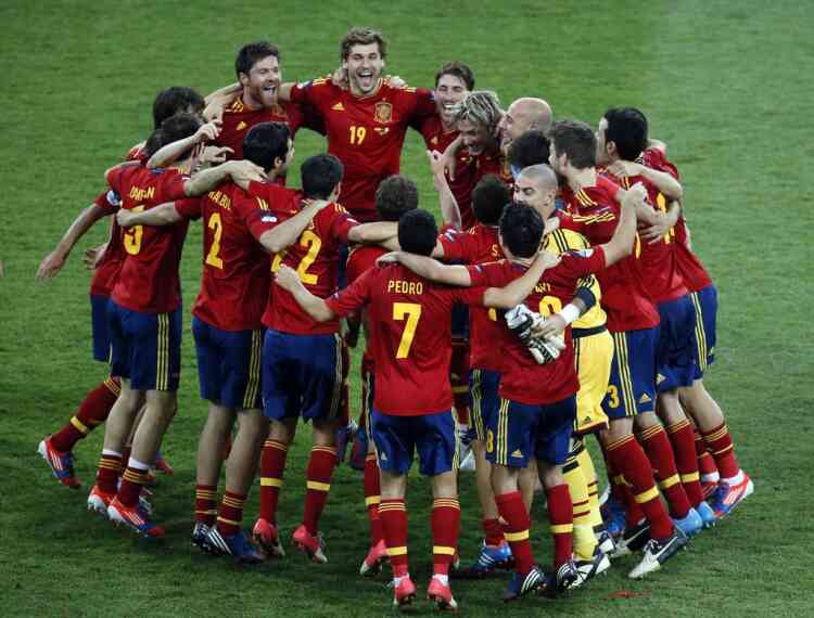 Spanish players celebrate winning the Euro 2012 soccer championship final  between Spain and Italy in Kiev, Ukraine, Sunday, July 1, 2012. (AP Photo/Vadim Ghirda)