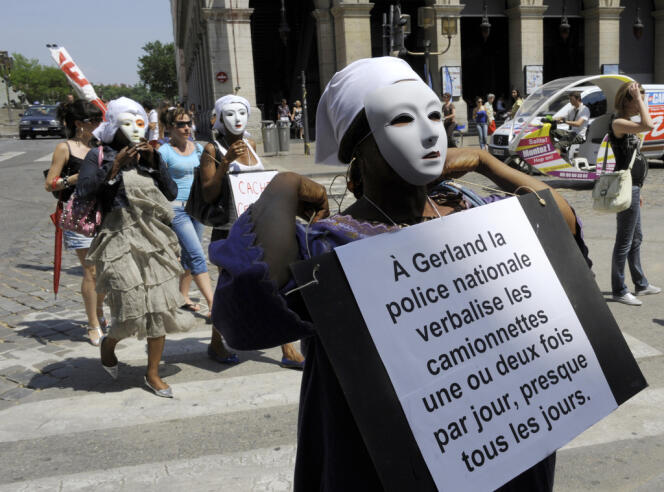 Plusieurs dizaines de prostituées manifestent, le 1er juillet 2010 devant l'hôtel de ville de Lyon, contre des arrêtés municipaux qu'elles estiment excessivement répressifs à leur encontre.