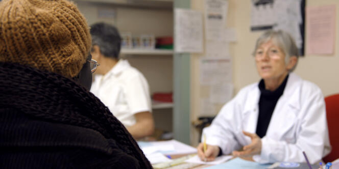 Une gynécologue de l'ONG, Médecins du monde, reçoit en consultation une jeune femme en situation irrégulière le 20 janvier 2010, à Lyon.