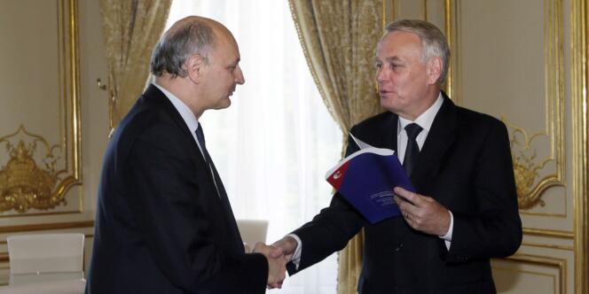 Jean-Marc Ayrault reçoit l'audit de la Cour des comptes des mains de son président, Didier Migaud, lundi 2 juillet.