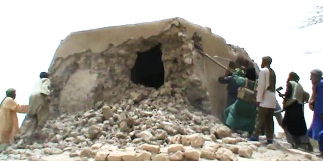 Capture d'écran d'une vidéo montrant la destruction d'un mausolée, à Tombouctou, par des membres d'Ansar Eddine.