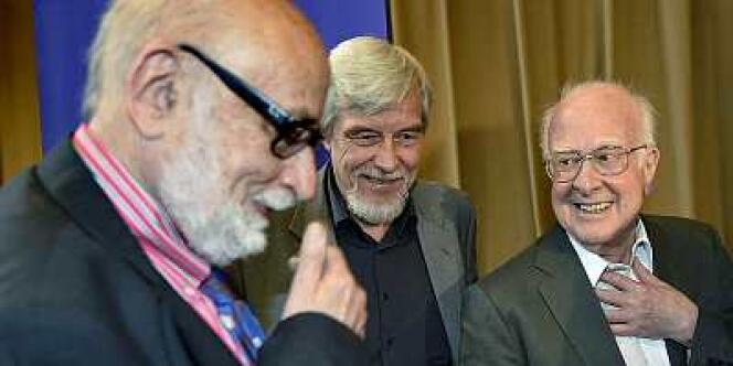 De gauche à droite : le physicien belge Francois Englert, le directeur du CERN, Rolf Heuer, et le physicien britannique Peter Higgs, à Genève, le 4 juillet 2012.