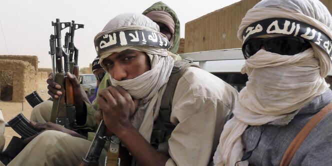 Hommes armés du groupe Ansar Eddine, dans le nord-est du Mali, le 16 juin. 