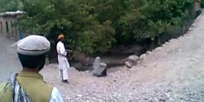 Capture d'écran d'une vidéo montrant l'exécution d'une femme dans une région reculée de l'Afghanistan.