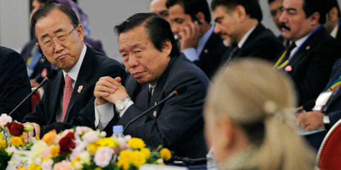 Le secrétaire général de l'ONU Ban Ki-moon, le ministre japonais des affaires étrangères Koichiro Gemba et la secrétaire d'Etat américaine Hillary Clinton (de gauche à droite), lors de la conférence sur l'Afghanistan le 8 juillet à Tokyo. 