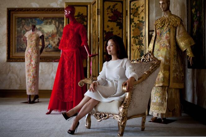 La styliste chinoise Guo Pei dans son studio à Pékin. 