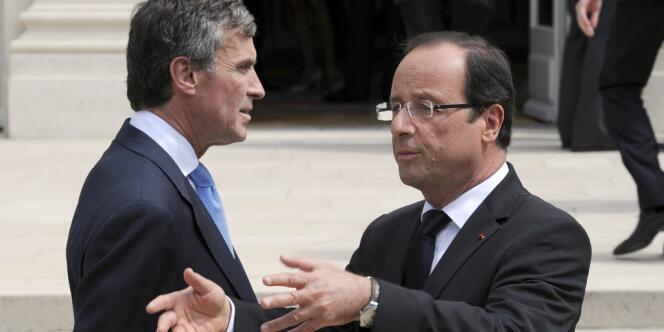 Le ministre délégué au budget, Jérôme Cahuzac, et le président de la République, François Hollande, dans la cour de l'Elysée, le 4 juillet.