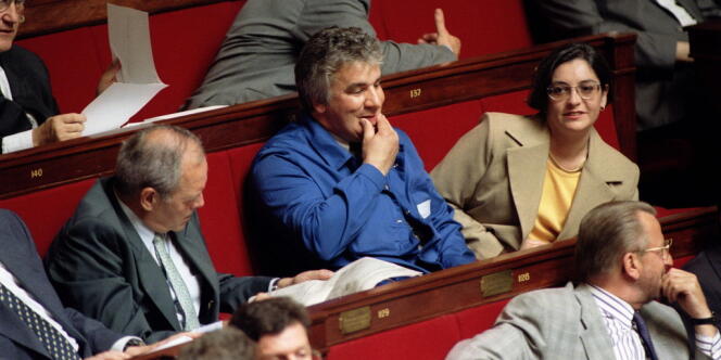 Le député Patrice Carvalho, en bleu de travail à l'Assemblée nationale, après sa première élection en 1997.