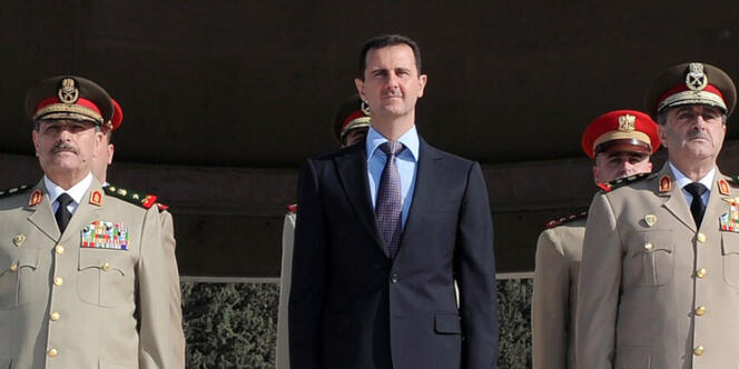 Le président syrien Bachat Al-Assad, avec à sa droite le ministre de la défense Daoud Rajha, tué dans un attentat à Damas.