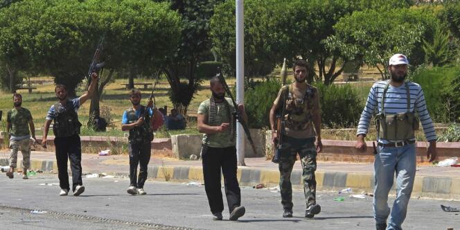 Des soldats de l'Armée syrienne libre (ASL), à la frontière Turque, le 20 juillet.
